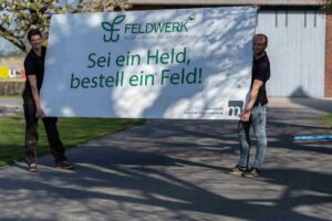 Teamfoto mit Schild 2