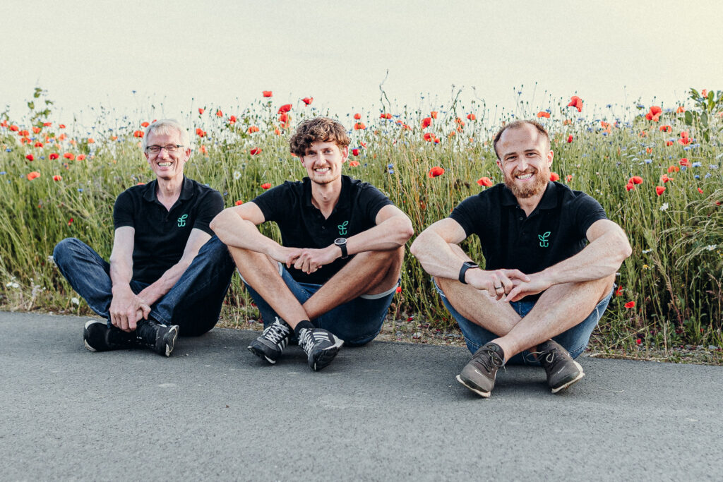 Wir sind Mitglied bei Nature as a Display e.V. - Gemeinsam für eine nachhaltige Zukunft, Green OOH, Feldwerbung (FieldAds) mit Wildblumen Teambild Feldwerk