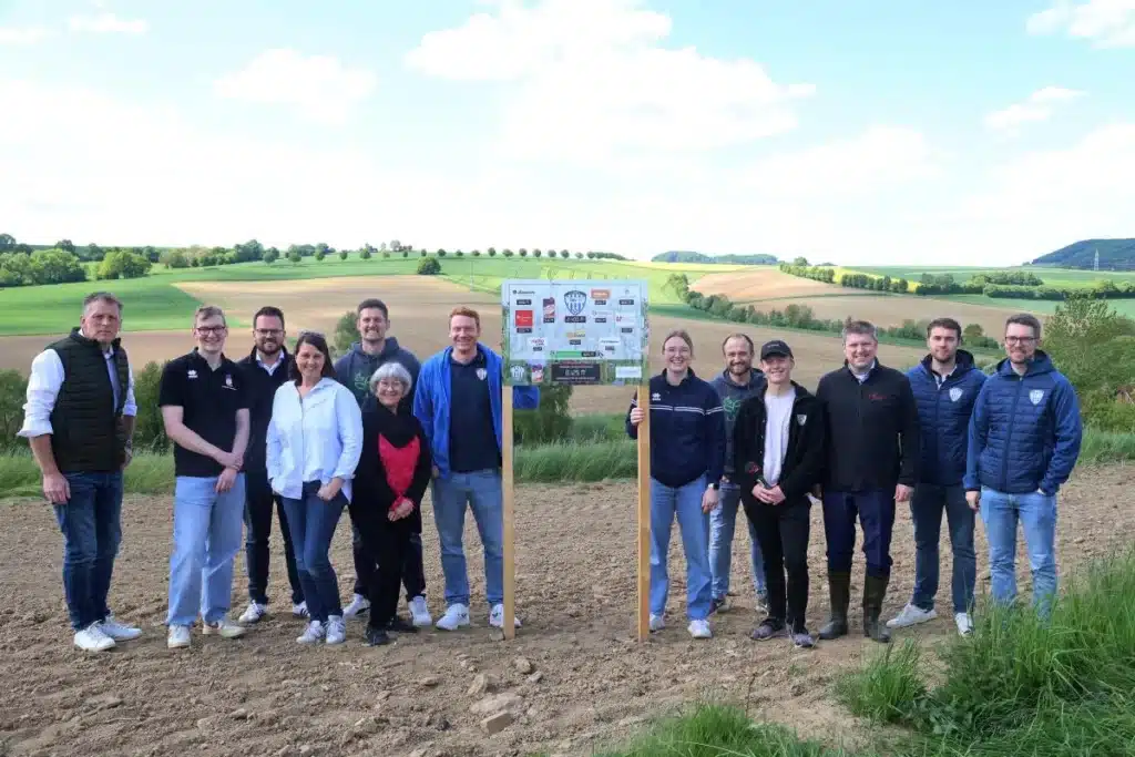 Nachhaltiges Teamevent Team beim gemeinsamen Aussaat-Event – nachhaltiges Teamevent von Feldwerk