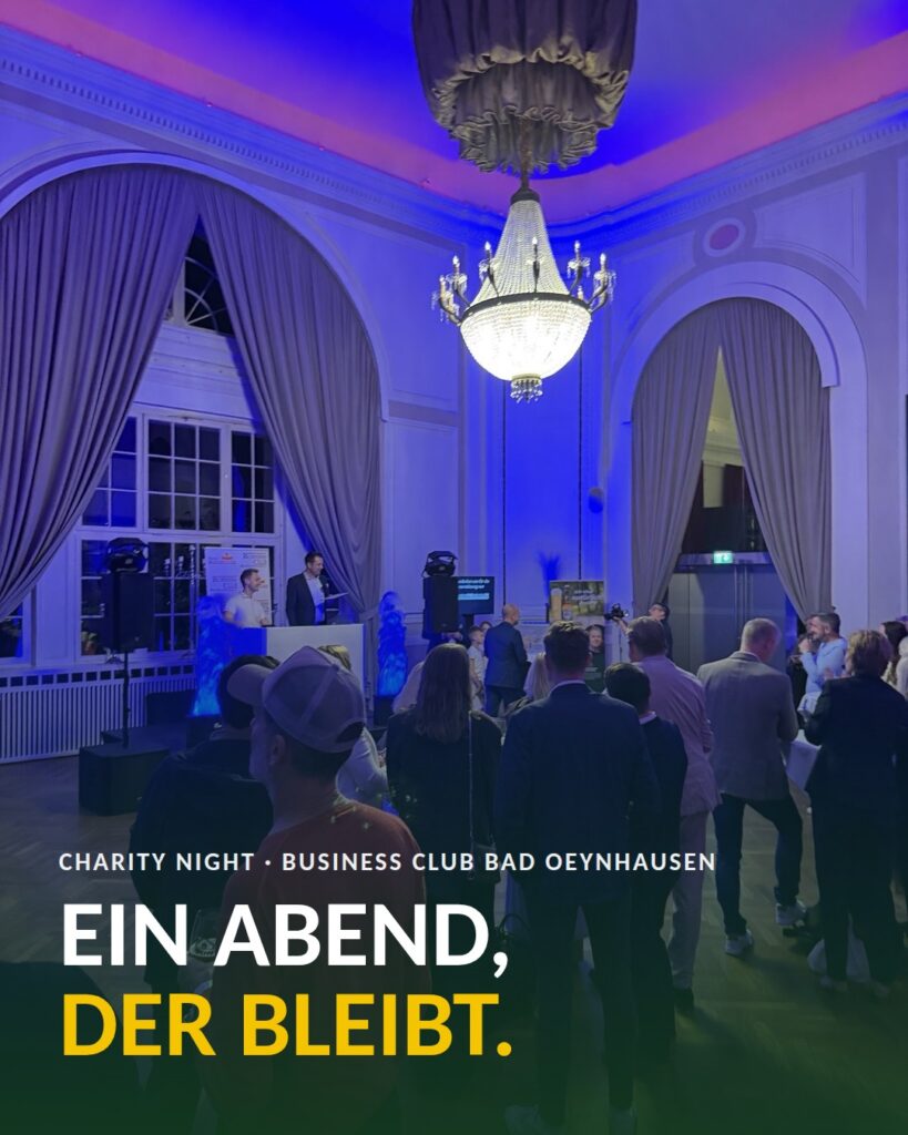 Charity-Summer-Night 2026: Patenschaften für das Bildungsprojekt Gefüllter Festsaal mit Kronleuchter bei der Charity-Summer-Night des Business Club Bad Oeynhausen